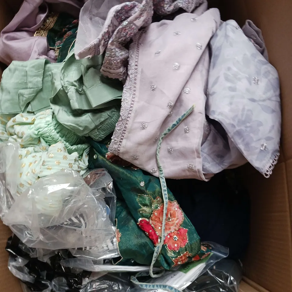 APPROXIMATELY 20 ASSORTED CLOTHING ITEMS IN VARIOUS SIZES AND STYLES TO INCLUDE - TWISTED BEAST UNDERWEAR, JEANS, DRESS, ETC
