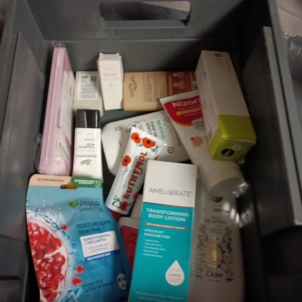 APPROXIMATEY 20 ASSORTED HEALTH AND BEAUTY PRODUCTS TO INCLUDE - CHILD'S FARM HAIR & BODY WASH - DR SQUATCH SOAP AND SURE MEN DEODORANT SPRAY