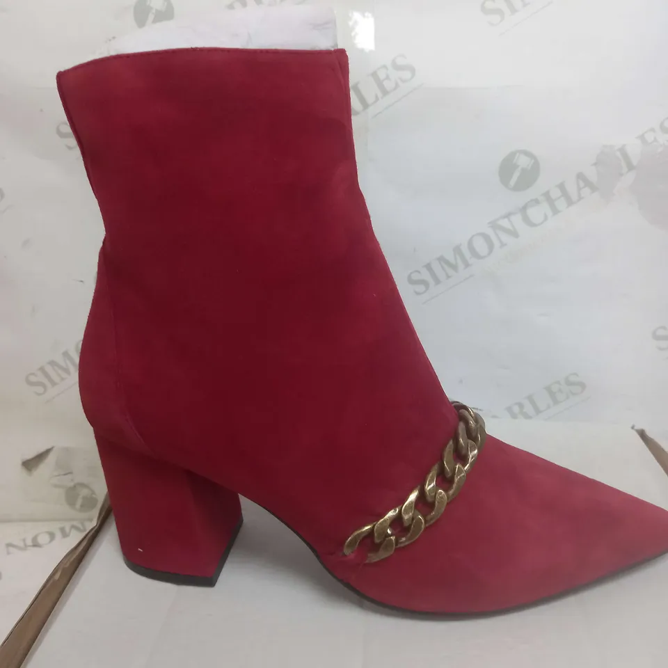 BEN DE LISI CHAIN LINK SUEDE ANKLE BOOT SIZE 7 