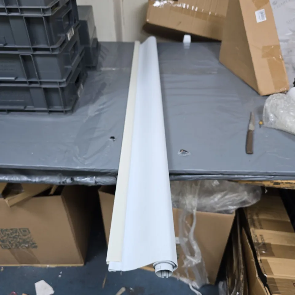WHITE WINDOW BLIND HEADRAIL WITH END CAP (VERIFY)