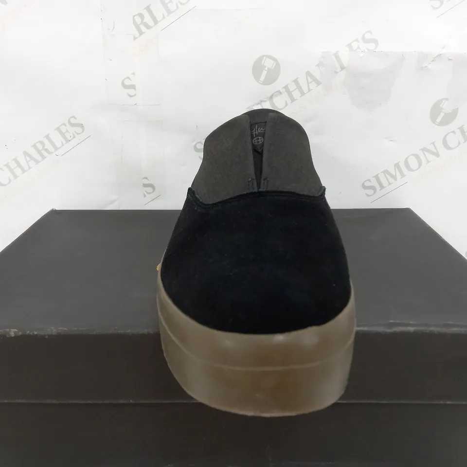 BOXED PAIR OF HUF WORLD WIDE DYLAN SLIP ON TRAINERS IN BLACK & DARK GUM - UK 9.5