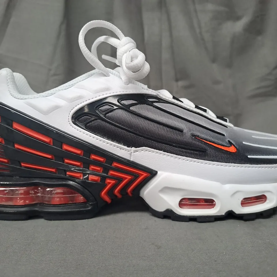 PAIR OF NIKE AIR MAX PLUS TN SHOES IN WHITE/GREY/BLACK/RED UK SIZE 7