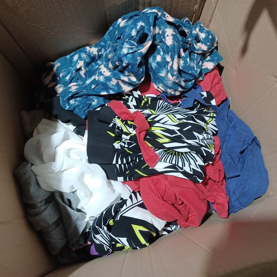 BOX OF APPROX 30 ASSORTED CLOTHING ITEMS TO INCLUDE D&CO - WYNNE LAYERS - ETC