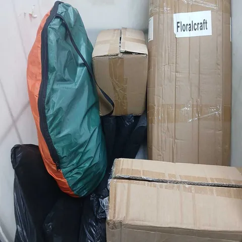 APPROXIMATELY 10 ASSORTED HOUSEHOLD PRODUCTS TO INCLUDE POP UP PROTECTOR, PILLOW, HOME DΓCOR ETC