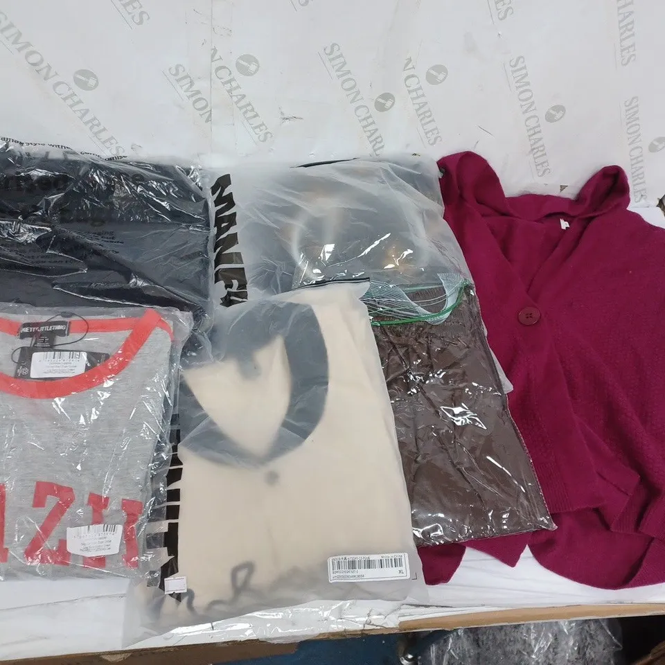 LARGE BOX OF ASSORTED CLOTHING ITEMS TO INCLUDE TOPS, T-SHIRTS, DRESSES, ETC