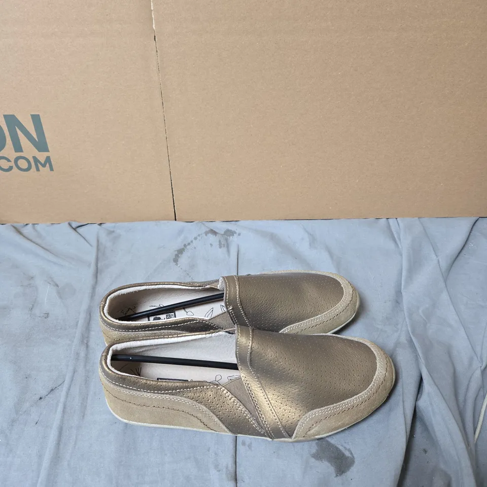 TAN LEATHER SLIP-ON LOAFERS, EU 40 (UK 6) – WOMEN'S