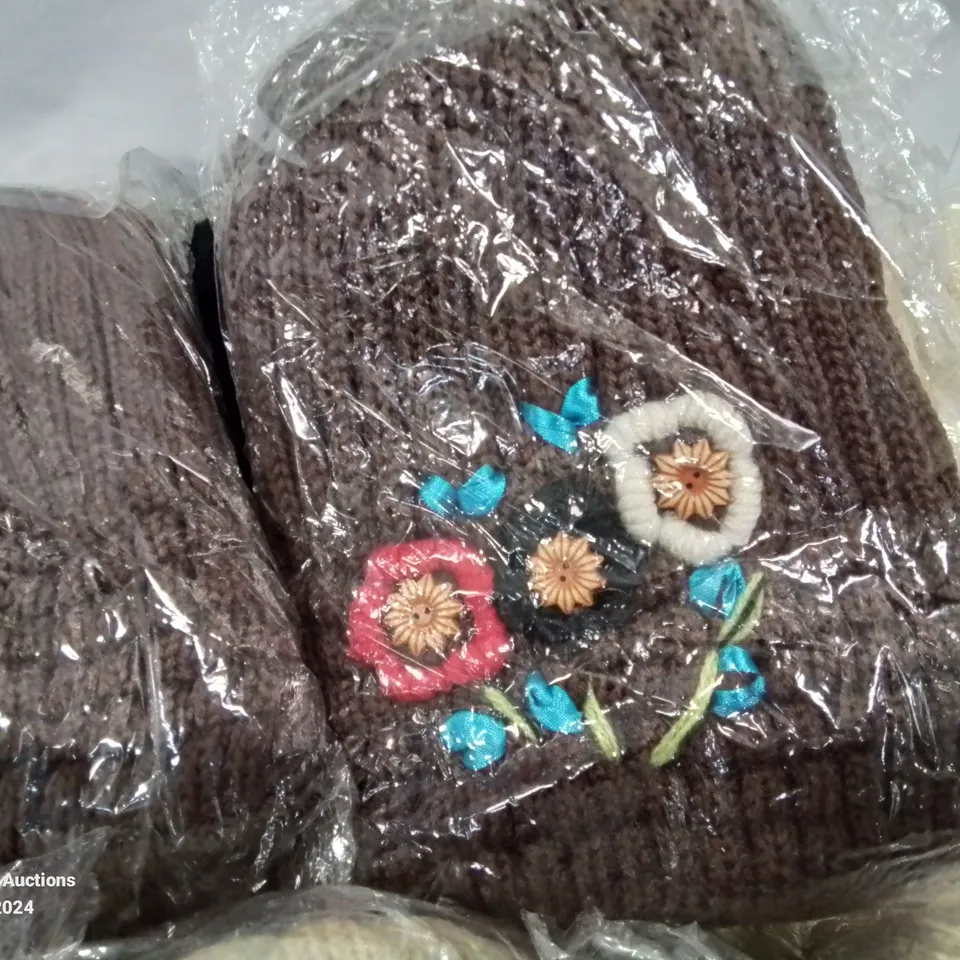 LOT CONTAINING LARGE AMOUNT OF BAGGED WOOLEN HATS IN VARIOUS COLOURS AND DESIGNS 