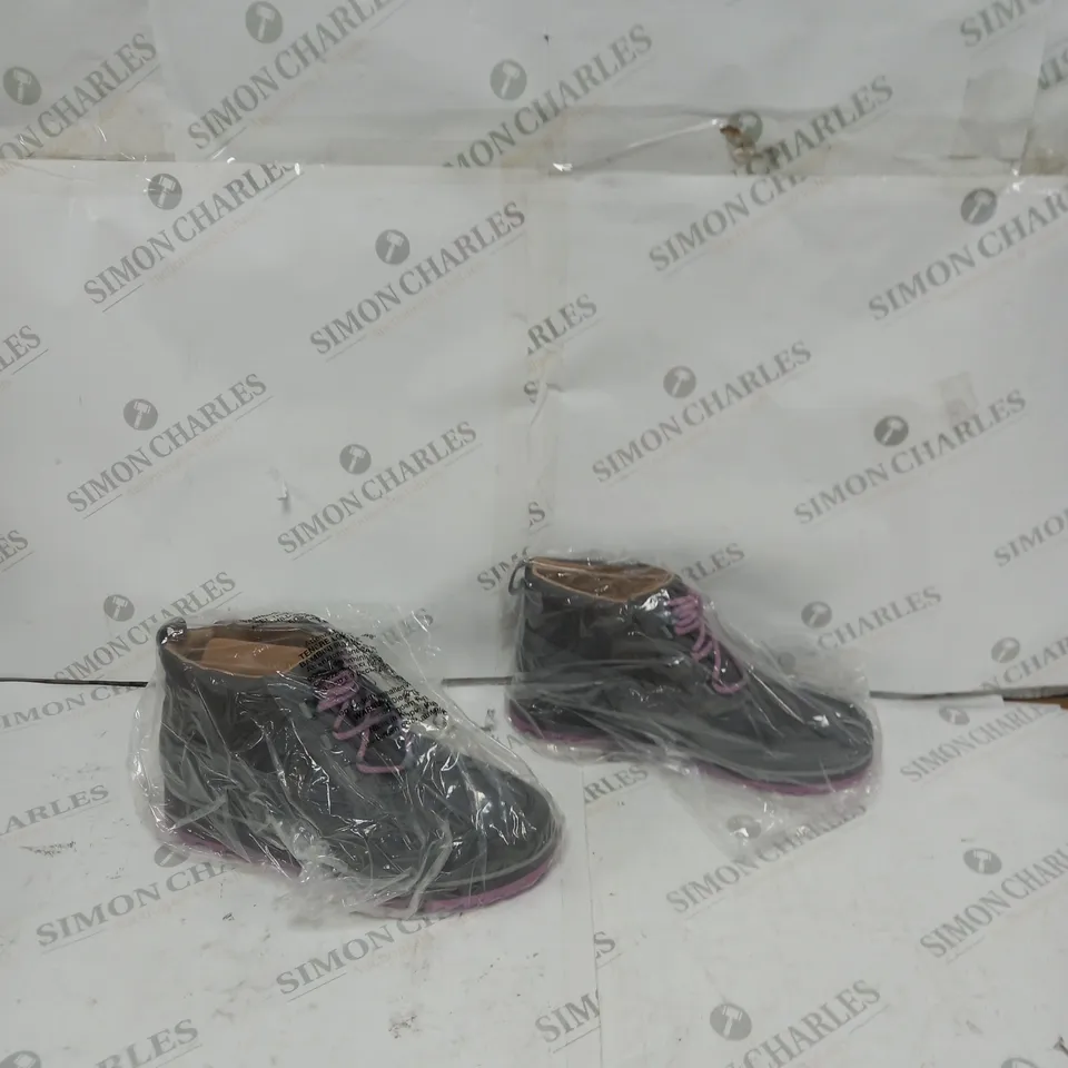 VIONIC NOLAN WATERPROOF BOOT CHARCOAL SIZE 9 - UNBOXED 