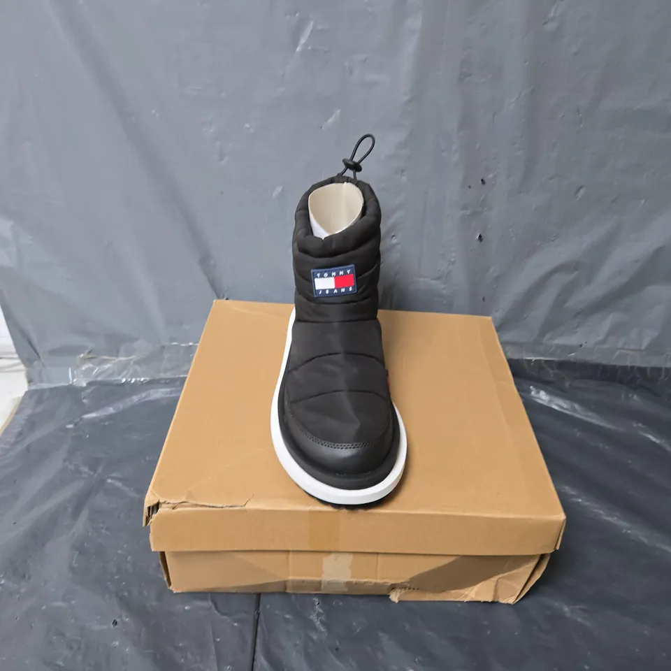 BOXED PAIR OF TOMMY JEANS PADDED FLAT BOOTS IN BLACK - SIZE 40