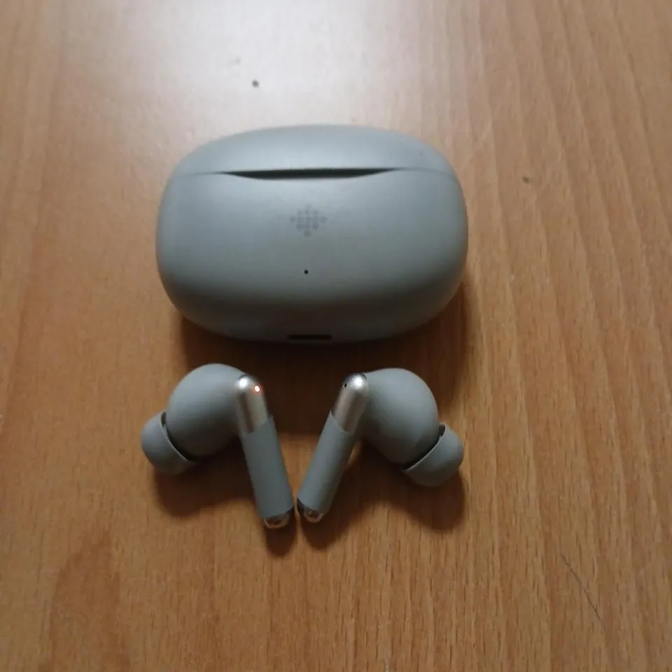 ULTIMATE PRODUCTS WIRELESS EARBUDS WITH CHARGING CASE (EZ7562MGRYTES) 