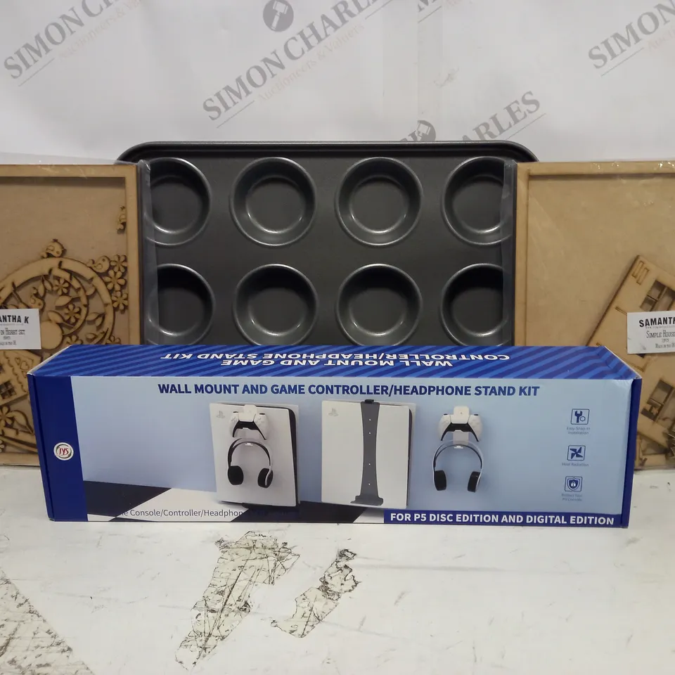 BOX OF APPROXIMATELY 20 ASSORTED HOUSEHOLD ITEMS TO INCLUDE BAKING TRAYS, WALL MOUNT AND GAME CONTROLLER STAND KIT, ETC