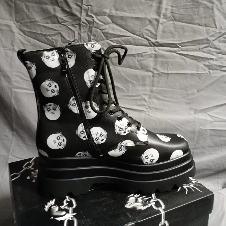 BOXED KOI WITCH BABY TRIDENT PLATFORM BOOTS IN BLACK - UK 10