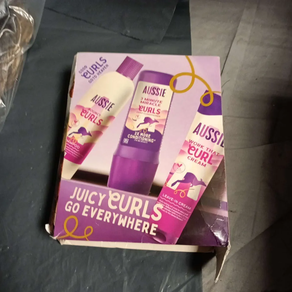 APPROXIMATELY 10 ASSORTED HEALTH AND BEAUTY ITEMS INCLUDING AUSSIE CURLS AND CELLULITE MASSAGER 