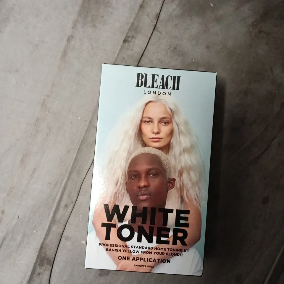 TOTE OF APPROXIMATELY 15 ASSORTED HEALTH AND BEAUTY ITEMS TO INCLUDE: TOTAL BLEACH AND WHITE TONER (BLEACH LONDON)