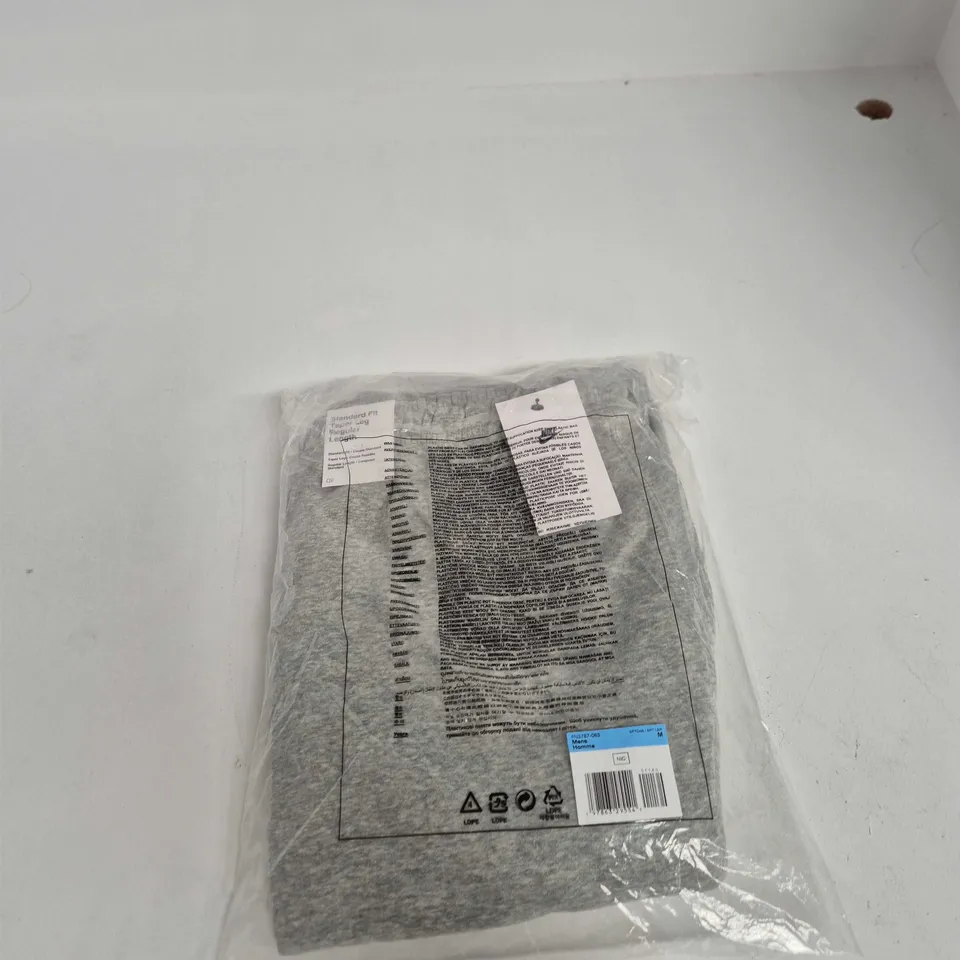 NIKE MENS STANDARD FIT TAPER LEG REGULAR LENGTH SWEATPANTS – GREY, SIZE M