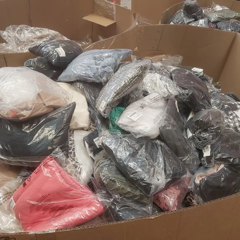PALLET CONTAINING APPROXIMATELY 320x BRAND NEW ASSORTED DESIGNER CLOTHING ITEMS INCLUDING: JD WILLIAMS TOPS, DRESSES, SIMPLY BE BATHING SUIT ECT
