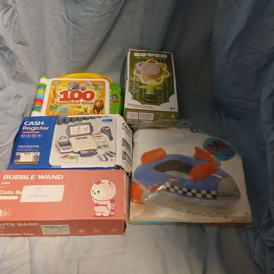 LARGE QUANTITY OF ASSORTED TOYS AND ACCESSORIES TO INCLUDE; ALPHABET FLASHCARDS, TOP SET RAPIDITY, CLOWN COSTUME AND BUBBLE WAND