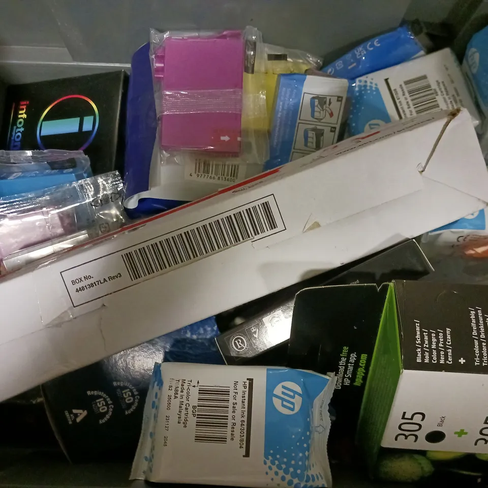 APPROXIMATELY 15 ASSORTED ITEMS TO INCLUDE- INFOTONE INK PRINTER CARTRIDGE , HP 305 2 PACK , HP INSTANT INK 67/305 ETC