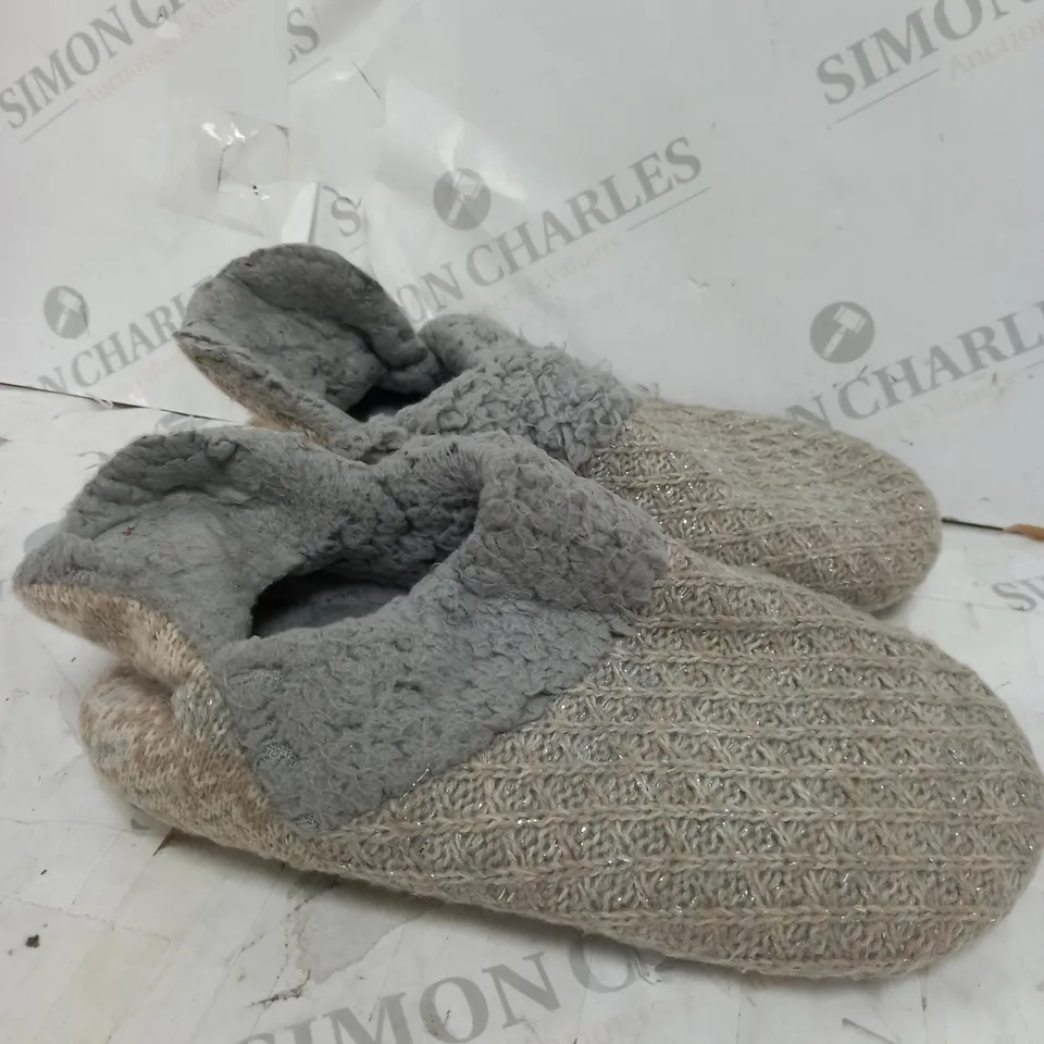 MUK LUKS MAGDALANA IVORY SNOWFLAKE SLIPPERS - SIZE 8