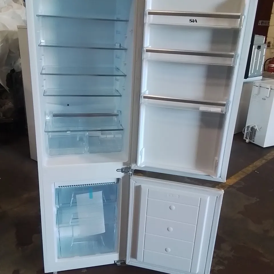 SIA RFF101/EI INTERGRATED FRIDGE FREEZER -WHITE-