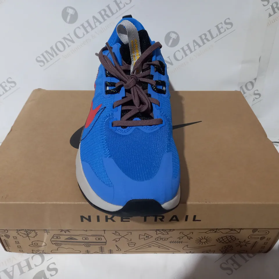 BOXED PAIR OF NIKE JUNIPER TRAIL 2 NN SHOES IN BLUE/RED UK SIZE 8