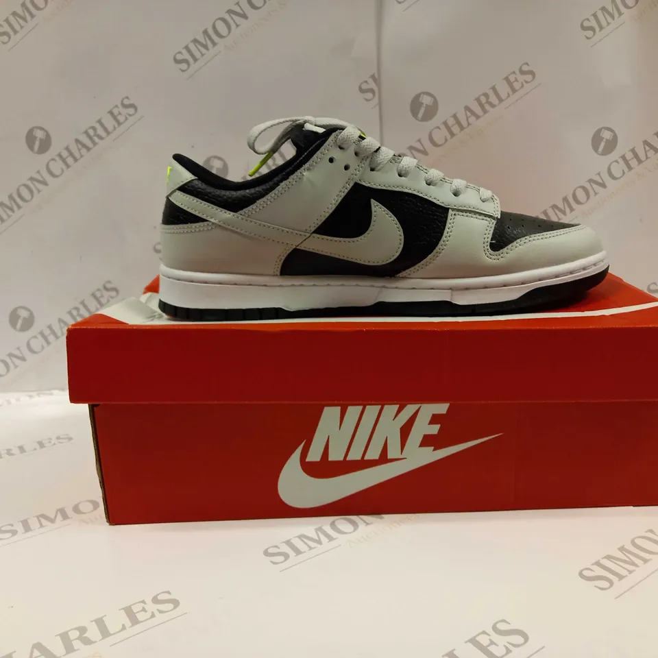 BOXED PAIR OF NIKE FD9756 DUNK LOW TRAINERS UK SIZE 8.5 