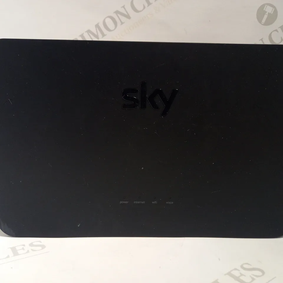 SKY Q BROADBAND HUB 4 - BLACK SR203