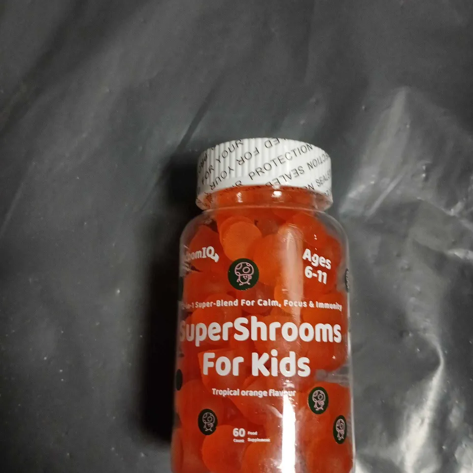 APPROXIMATELY 14 ASSORTED VITAMINS AND SUPPLEMENTS INCLUDING NUTRITION GEEKS VITAMIN EXTRACT , LIVE FRIENDLY BACTERIA AND SUPER SHROOMS FOR KIDS AGE 6-11 