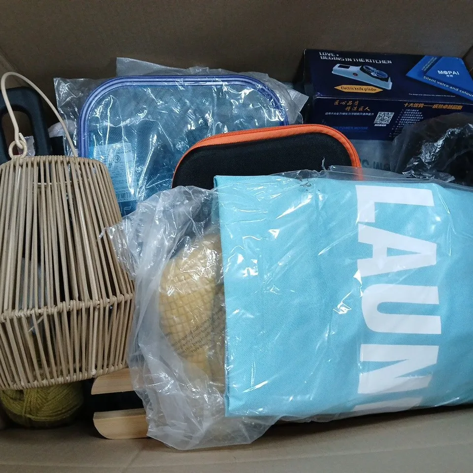 BOX OF APPROXIMATELY 12 ASSORTED HOUSEHOLD ITEMS TO INCLUDE - DUVET COVER SETS, MEDIC PILLOW, AND PARCHMENT PAPER ETC. 