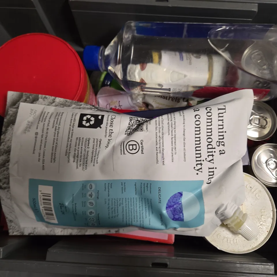 APPROXIMATELY 16 ASSORTED FOOD & DRINK ITEMS TO INCLUDE BISCOFF SPREAD, FIJI WATER, CITIZENS OF SOIL OLIVE OIL, ETC - COLLECTION ONLY