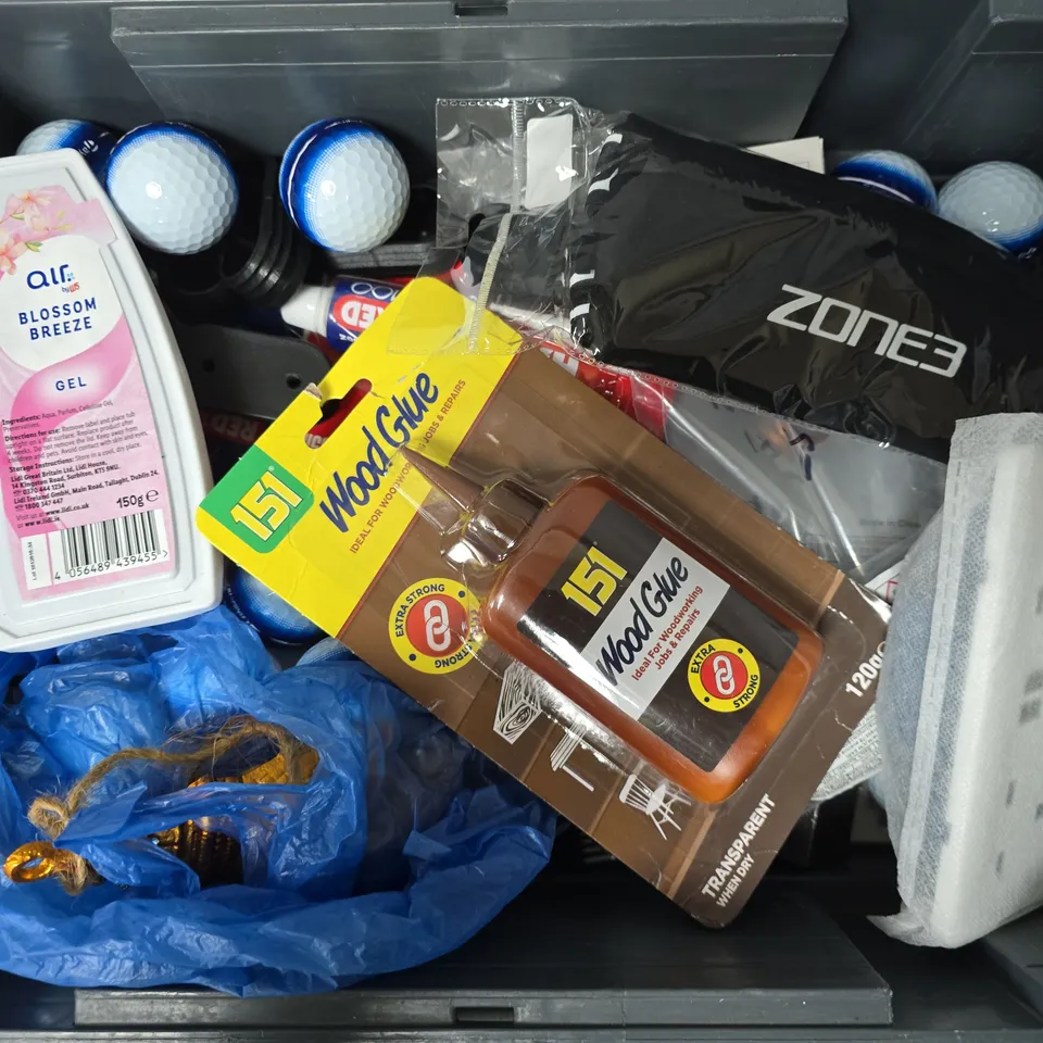 APPROXIMATELY 20 ASSORTED HOUSEHOLD ITEMS TO INCLUDE BRITISH MUSEUM SEATED BUDDHA, WOOD GLUE, WALL PLUG, ETC