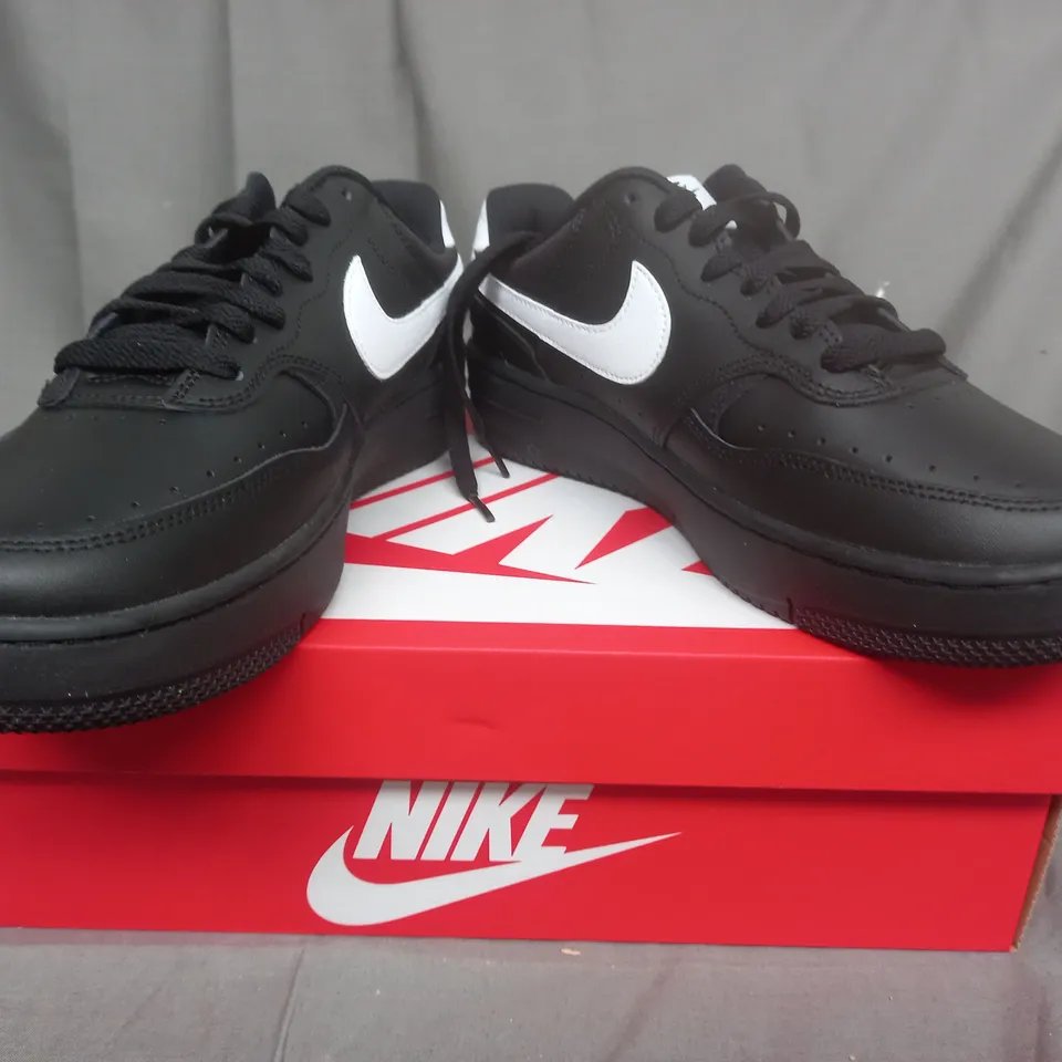 BOXED PAIR OF NIKE GAMME FORCE TRAINERS IN BLACK UK SIZE 6.5