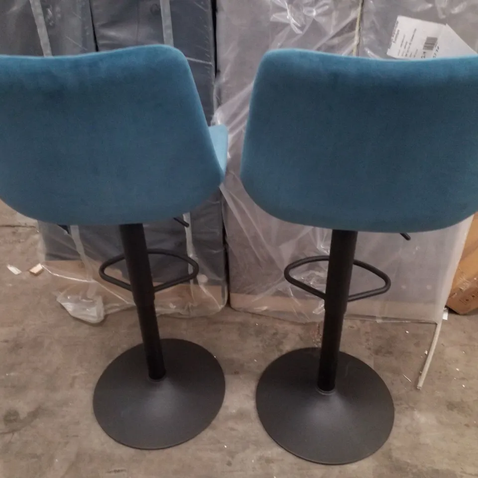 SET OF 2 VINTAGE SUEDE UPHOLSTERED SWIVEL HEIGHT ADJUSTABLE BAR STOOL - BLUE
