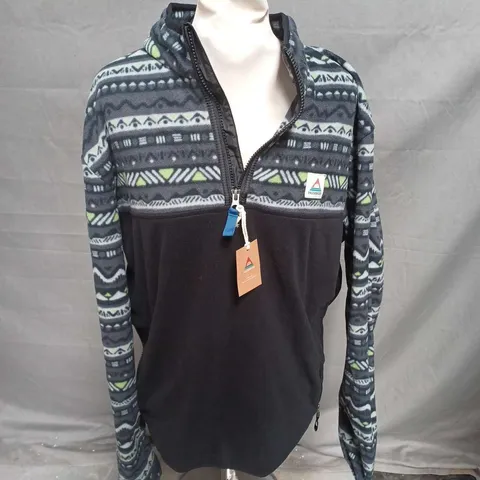 PASSENGER SET OFF RECYCLED POLAR 1/4 ZIP FLEECE IN MOUNTAIN GEO CHARCOAL SIZE L