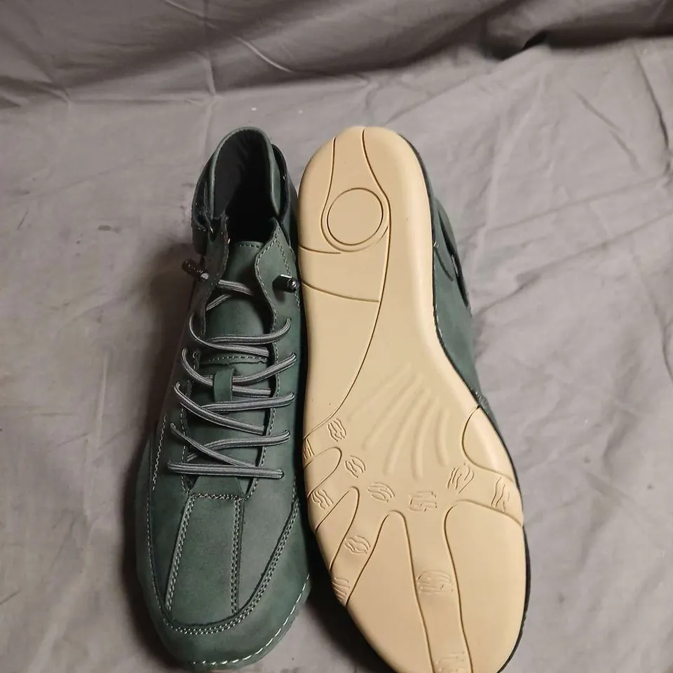 LDECK GREEN TRAINERS WITH BEIGE SOLE - SIZE EUR 41