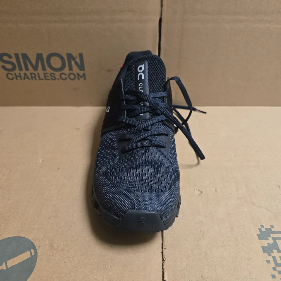 PAIR OF ON CLOUDSWIFT TRAINERS IN BLACK SIZE UK 9