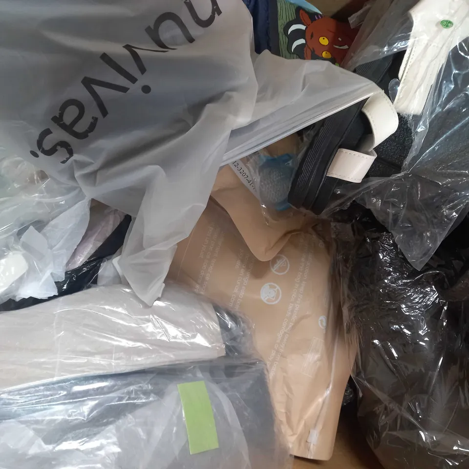 BOX OF APPROXIMATELY 15 ASSORTED PAIRS OF SHOES AND FOOTWEAR ITEMS IN VARIOUS STYLES & SIZES TO INCLUDE ROCKET DOG, RIVER ISLAND, ETC
