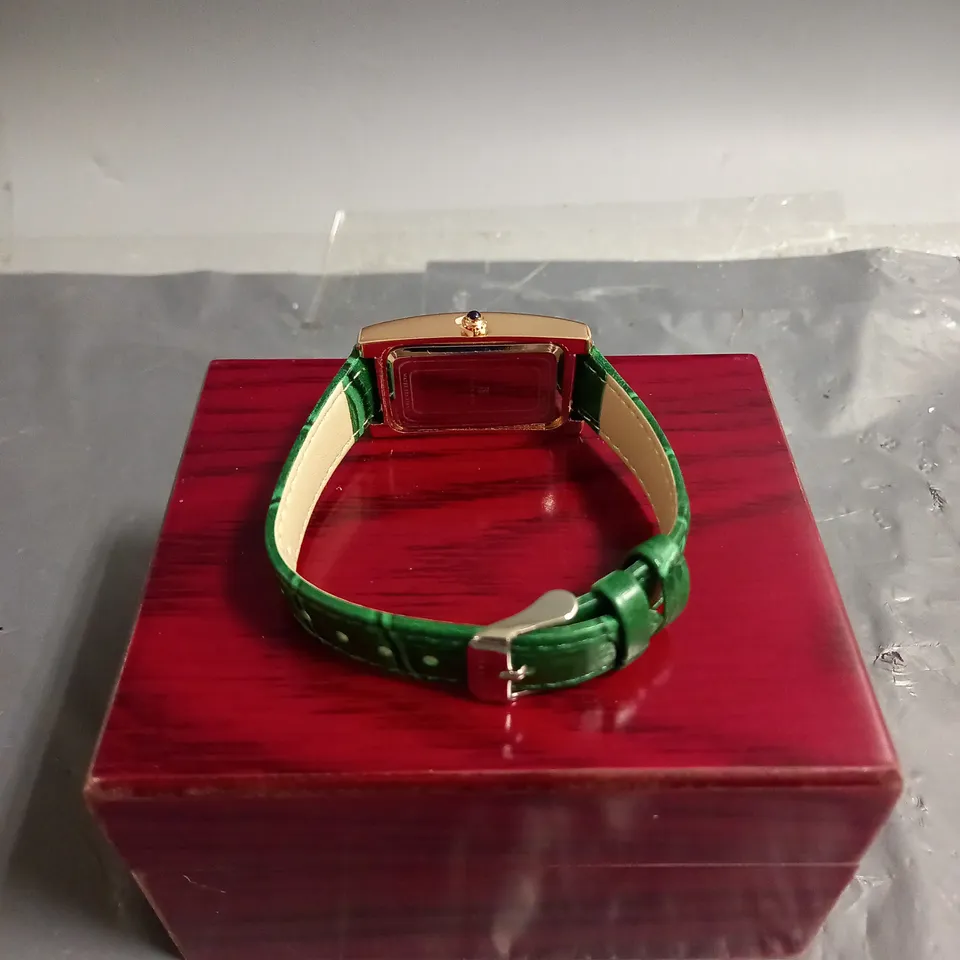 BOXED STOCKWELL TEXTURED STRAP WOMENS WATCH IN GREEN/GOLD