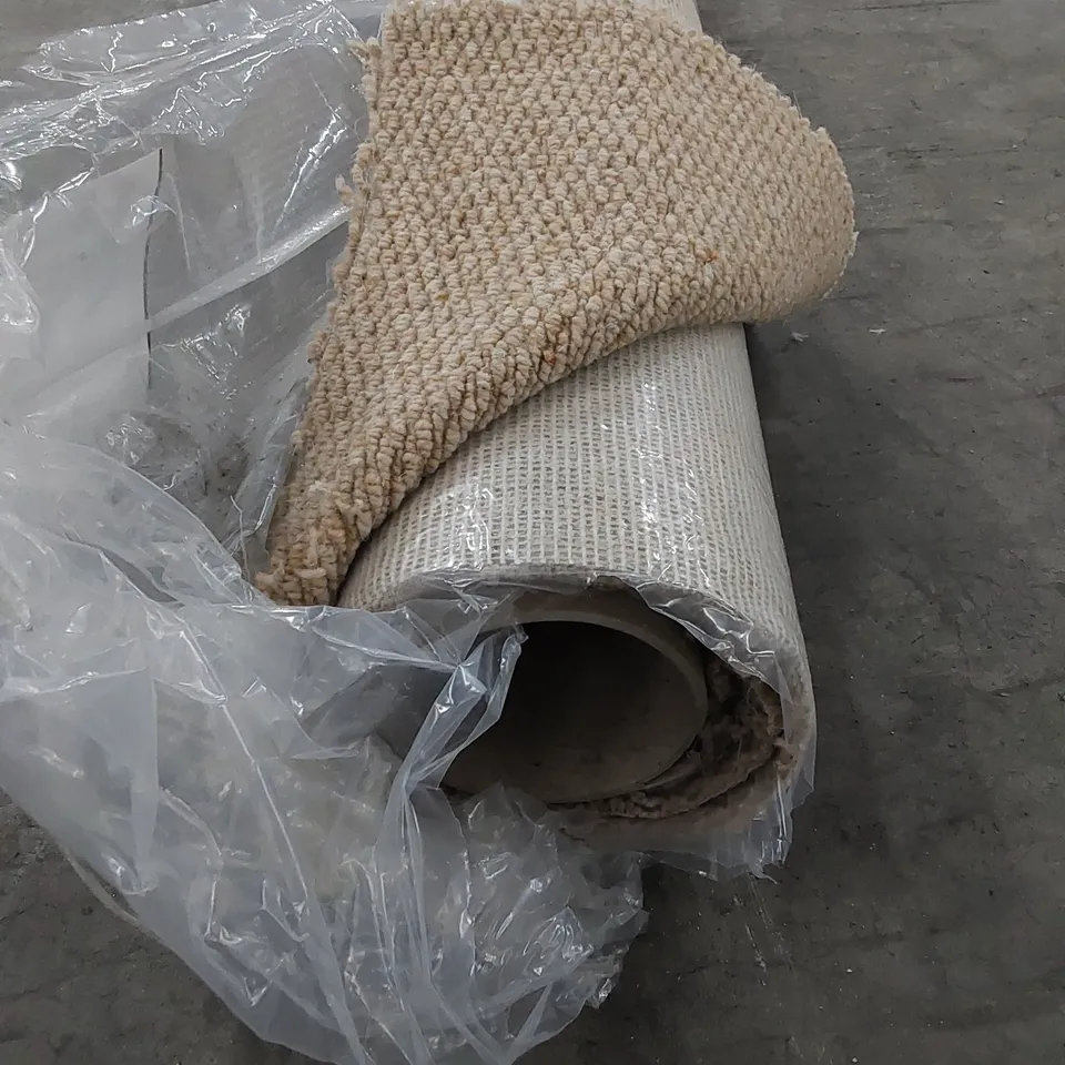 ROLL OF QUALITY PINNACLE AB CARPET // SIZE: APPROXIMATELY 2.45 X 4m