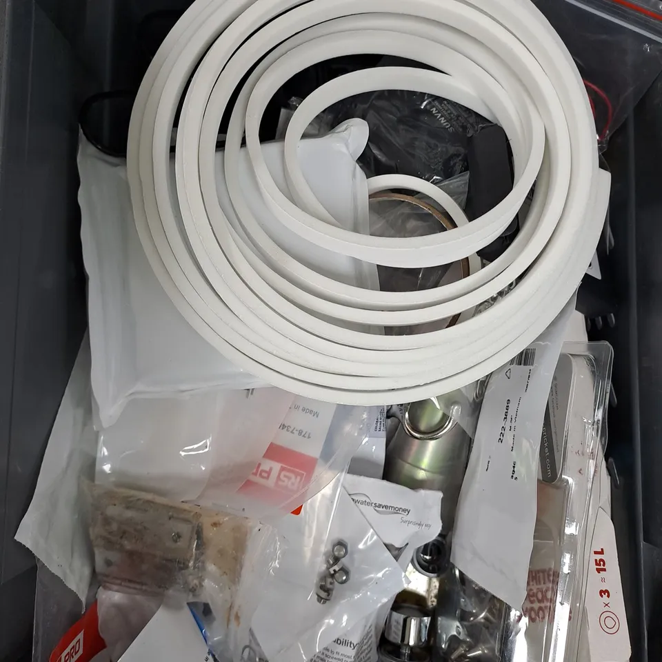 APPROXIMATELY 15 ASSORTED HOUSEHOLD ITEMS TO INCLUDE CUTTING WHEEL, REPLACEMENT CHAIN, TOOLS ETC 