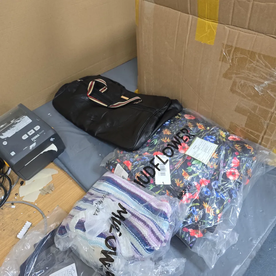 SET OF 2 CLOTHING ITEMS – FLORAL PRINT JOB LOT OF APPROXIMATLEY 7 ITE,MS INCLUDING A LEATHER BAG .