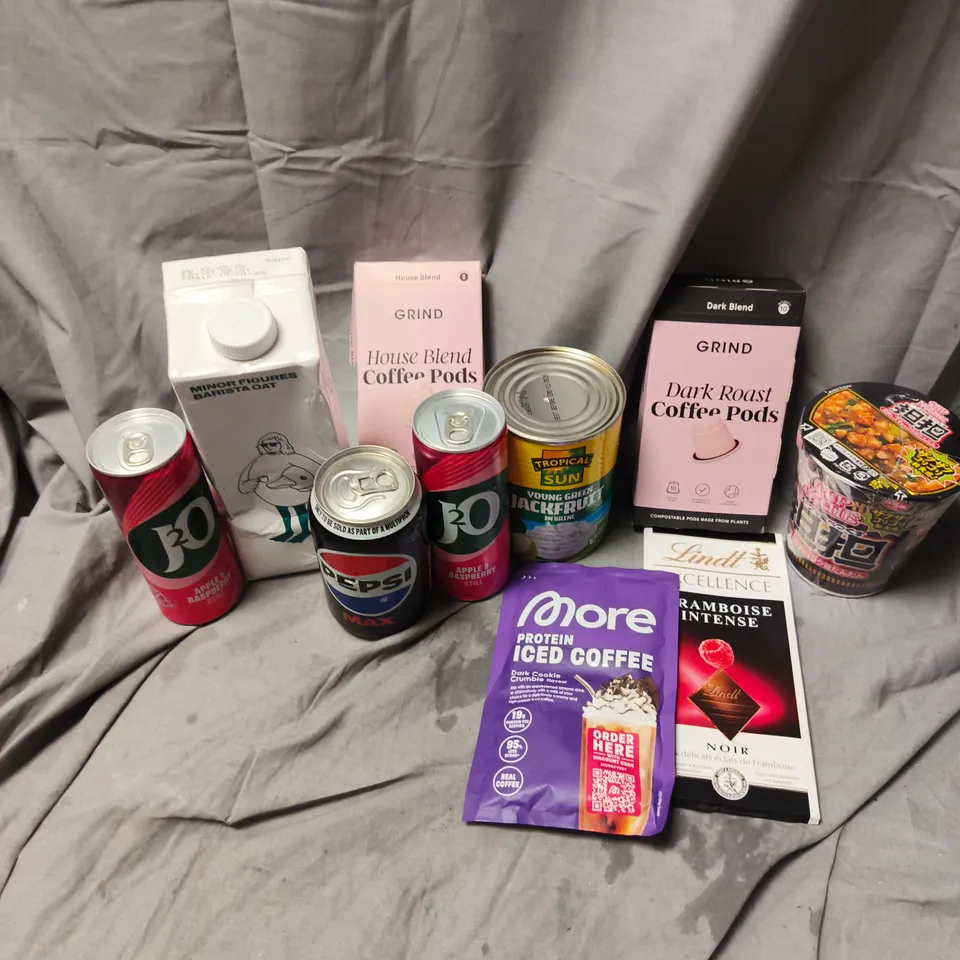 APPROXIMATELY 12 ASSORTED FOOD & DRINK ITEMS TO INCLUDE J2O APPLE & RASPBERRY, GRIND DARK ROAST COFFEE PODS, LINDT CHOCOLATE, ETC - COLLECTION ONLY