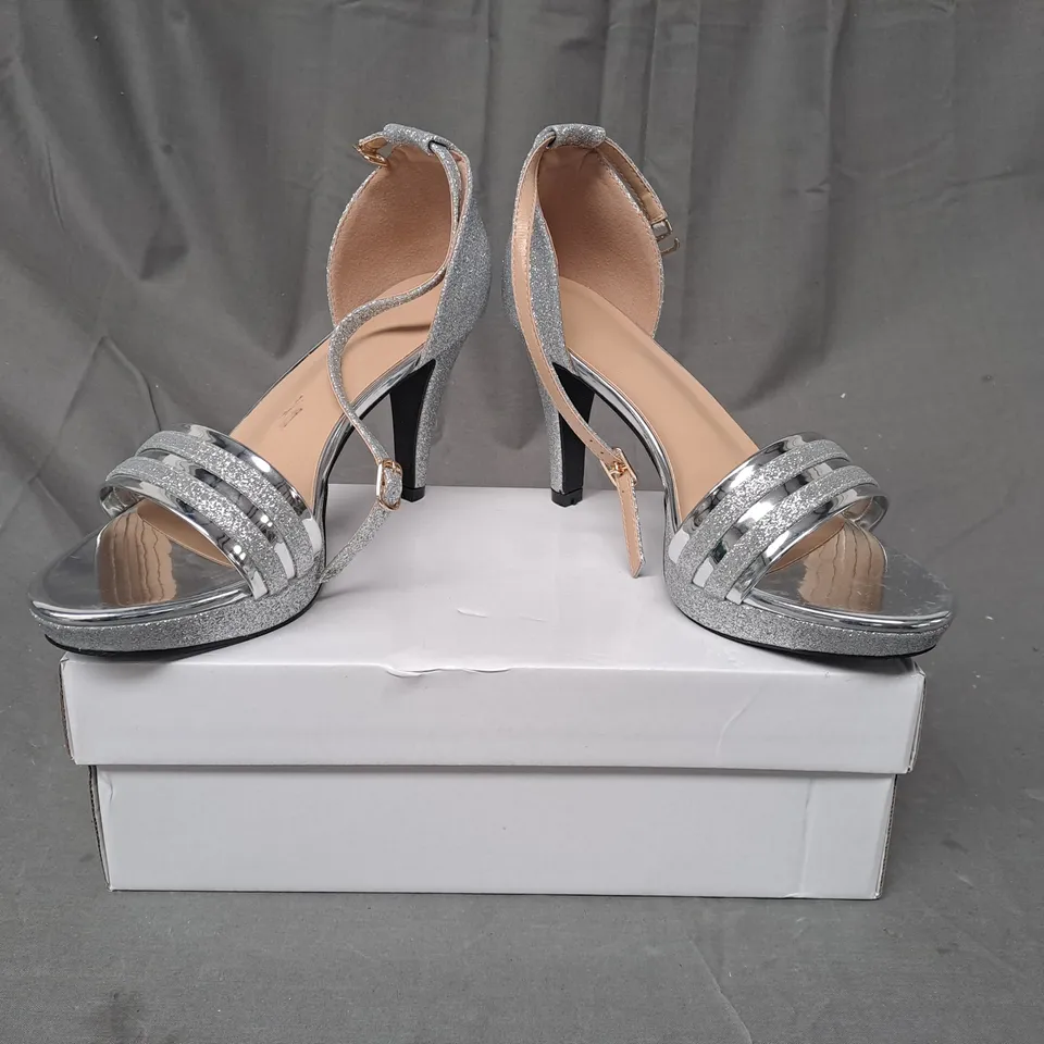 BOXED PAIR OF DESIGNER OPEN TOE HIGH HEEL SANDALS IN METALLIC SILVER W. GLITTER EFFECT EU SIZE 40