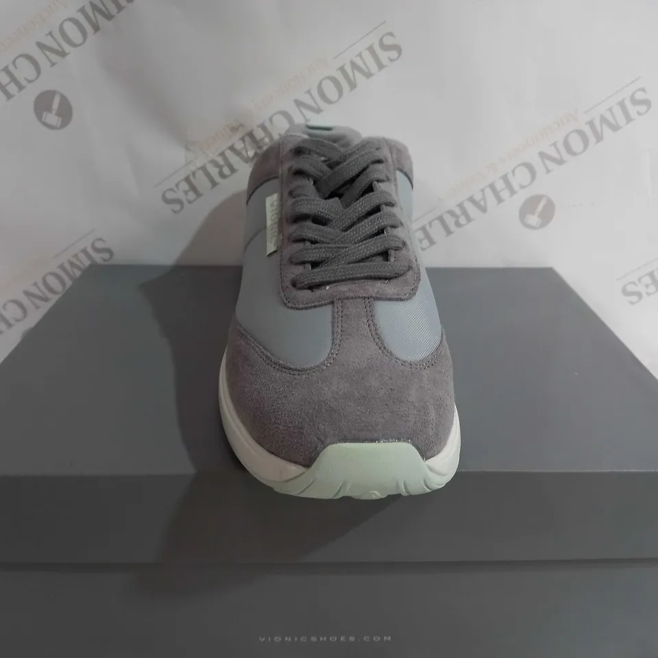 BOXED VIONIC TRAINERS IN GREY SIZE 7