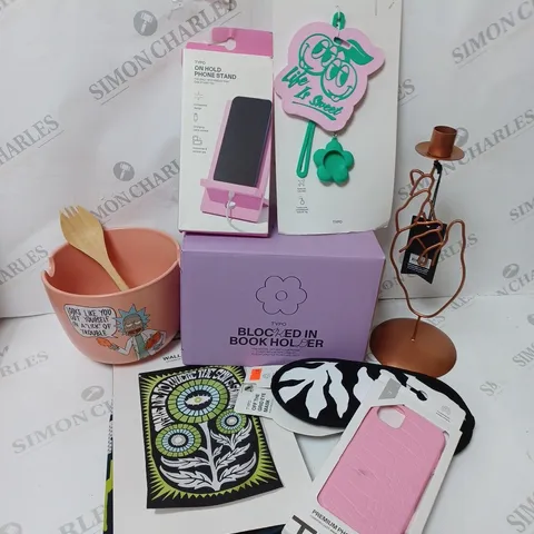 APPROXIMATELY 7 COTTON ON ITEMS INCLUDING WALL HANGING DECORATION, RICK AND MORTY LARGE FOOD BOWL, PINK WOODEN PHONE STAND