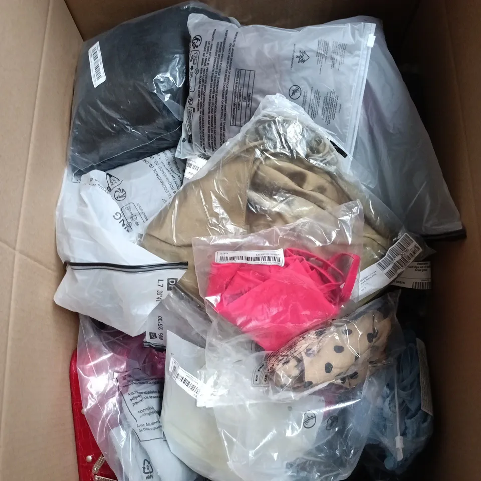 BOX OF APPROXIMATELY 15 ASSORTED CLOTHING ITEMS IN VARIOUS COLOURS, STYLES AND SIZES
