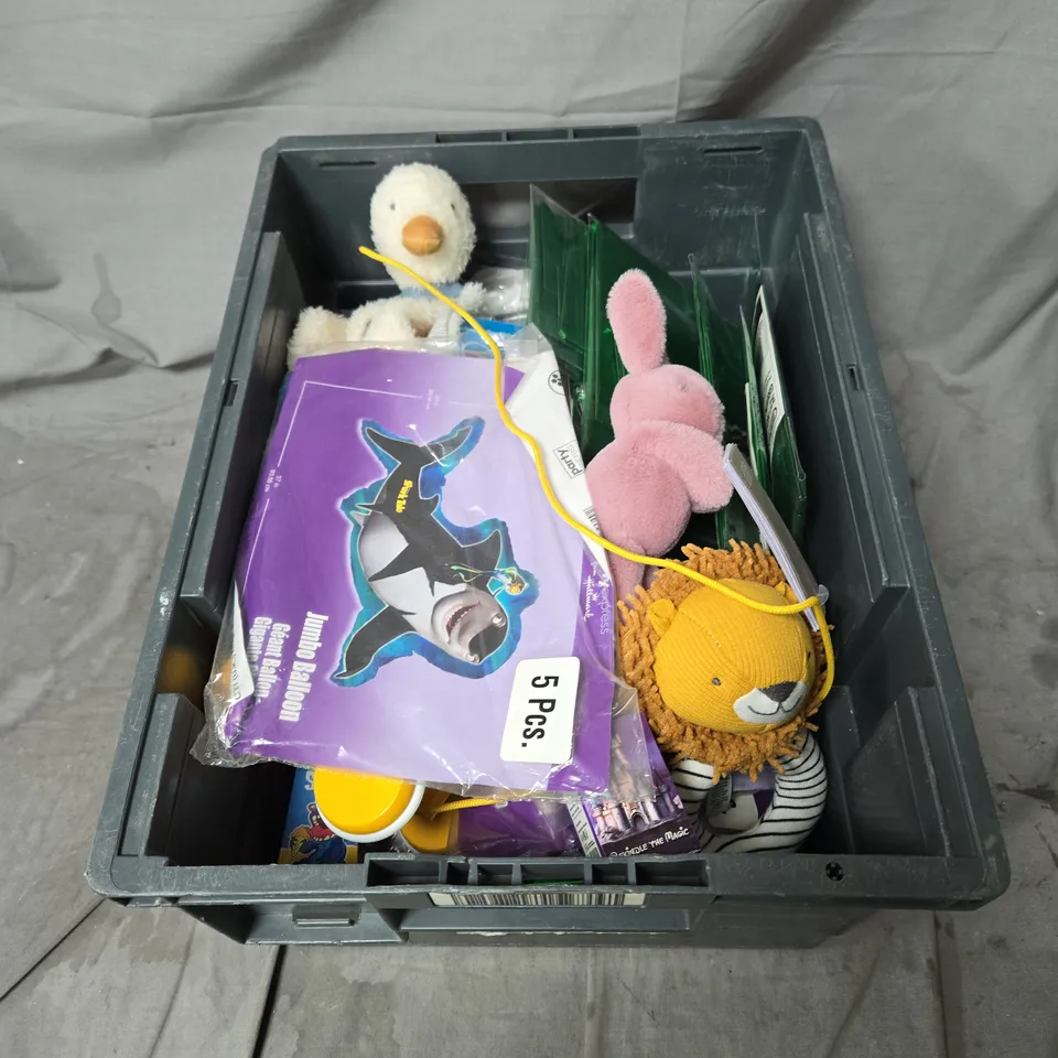 BOX OF APPROXIMATELY 20 ASSORTED ITEMS OF TOYS AND GAMES INCLUDING SHARK TALE BALLOONS, WOODEN GIRAFFE ON WHEELS, FLUFFY BUNNY AND LION RATTLE TOY