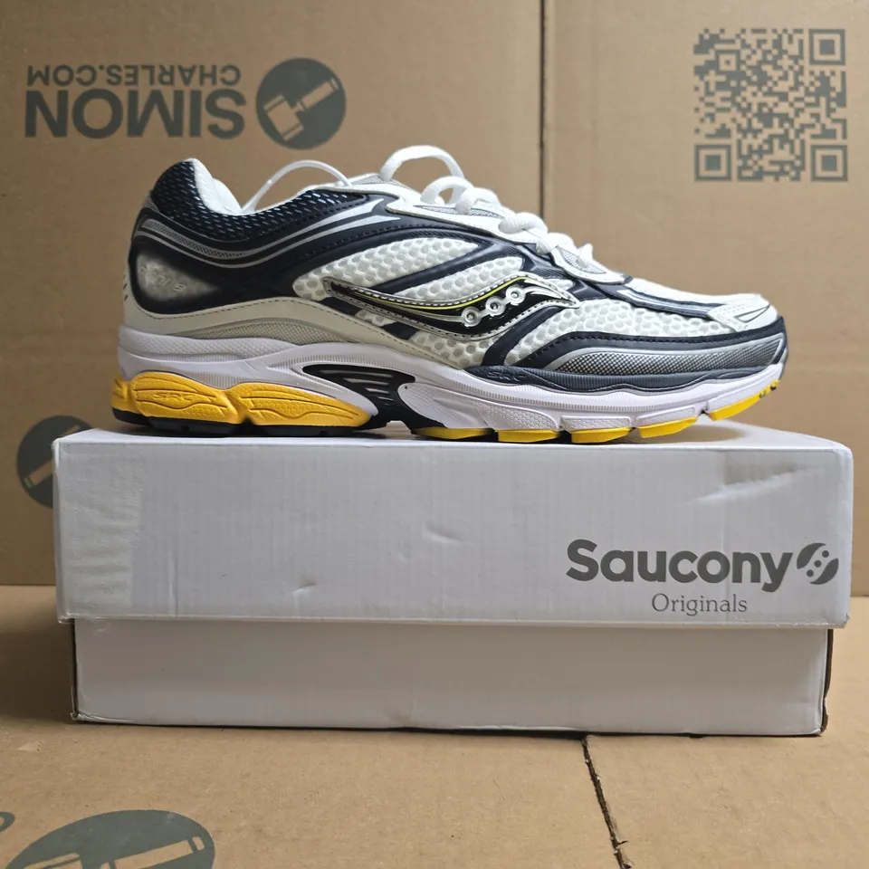 BOXED PAIR OF SAUCONY PRO GRID OMNI 9 TRAINERS IN WHITE/BLACK SIZE UK 10