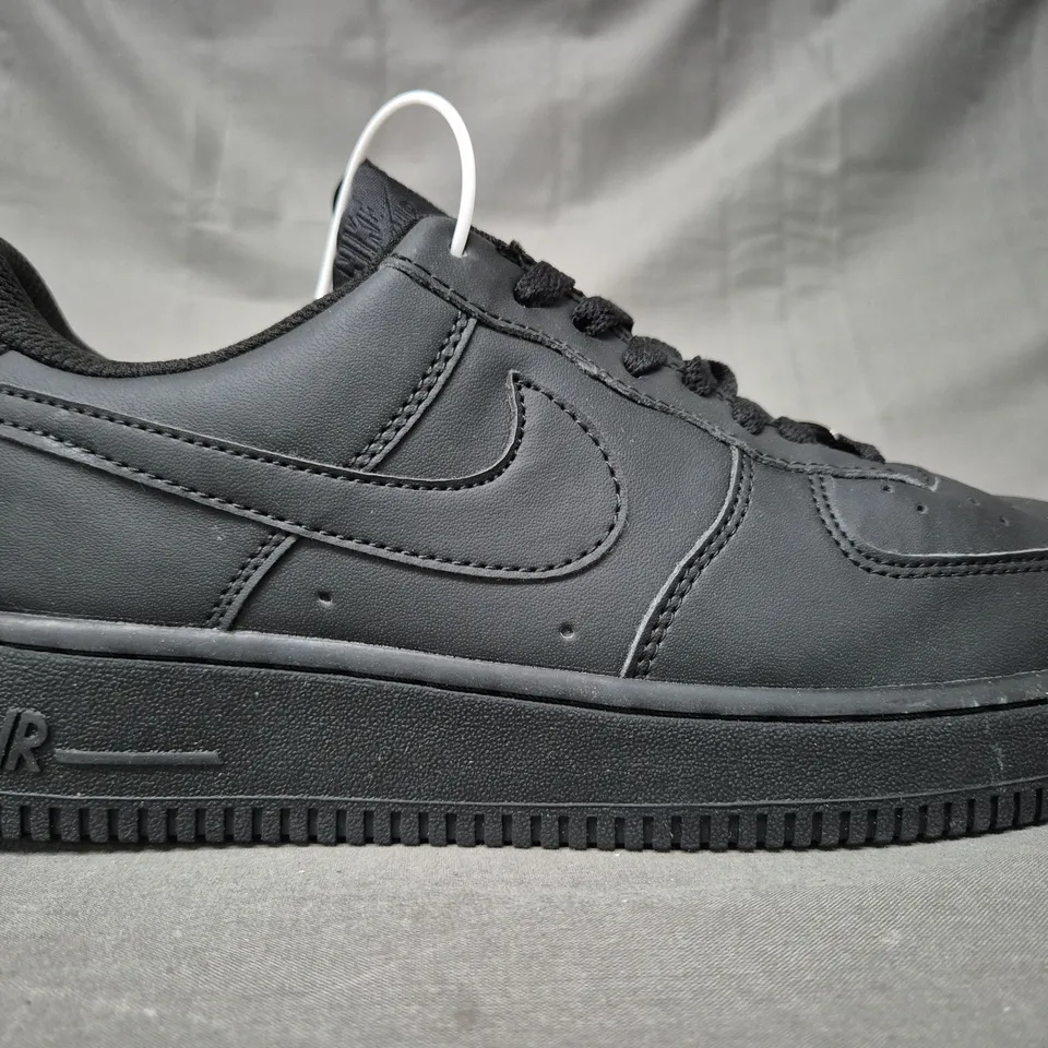 PAIR OF NIKE AIR FORCE 1 SHOES IN BLACK UK SIZE 9