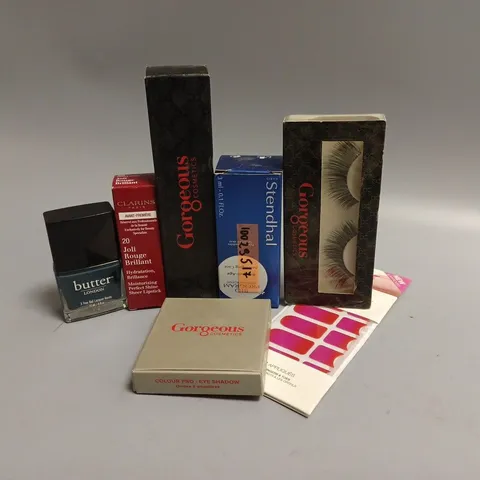 APPROXIMATELY 30 ASSORTED COSMETICS TO INCLUDE GORGEOUS LIQUID FOUNDATION, GORGEOUS MADAM LASH EYELASHES, DASHING DIVA NAIL ART, CLARINS LIPSTICK, BUTTER NAIL LACQUER